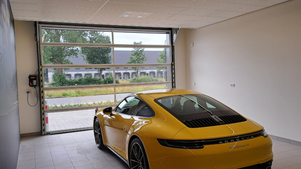 Compact showroom doors at Porsche