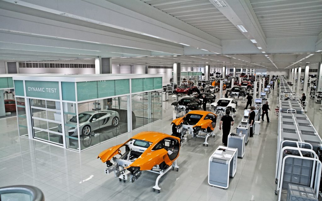 Centro de producción de McLaren con puertas seccionales