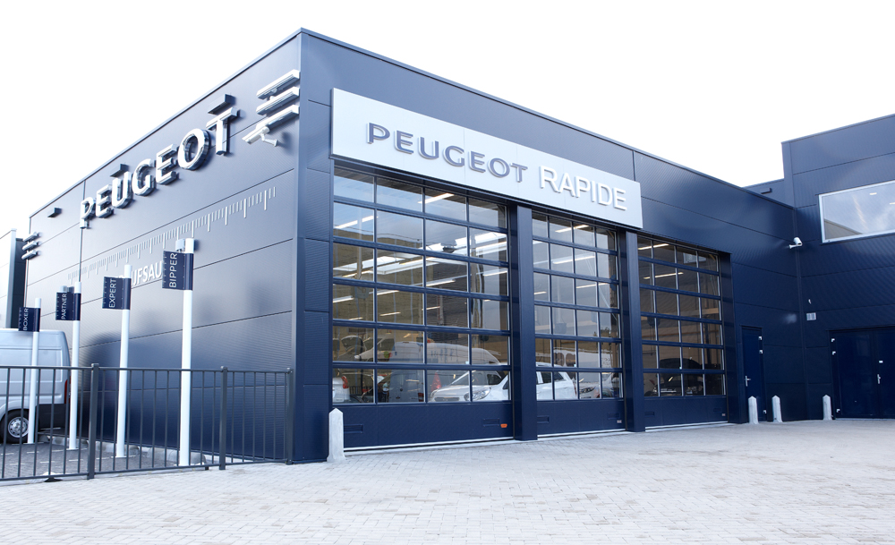 Concesionario Peugeot con puertas industriales