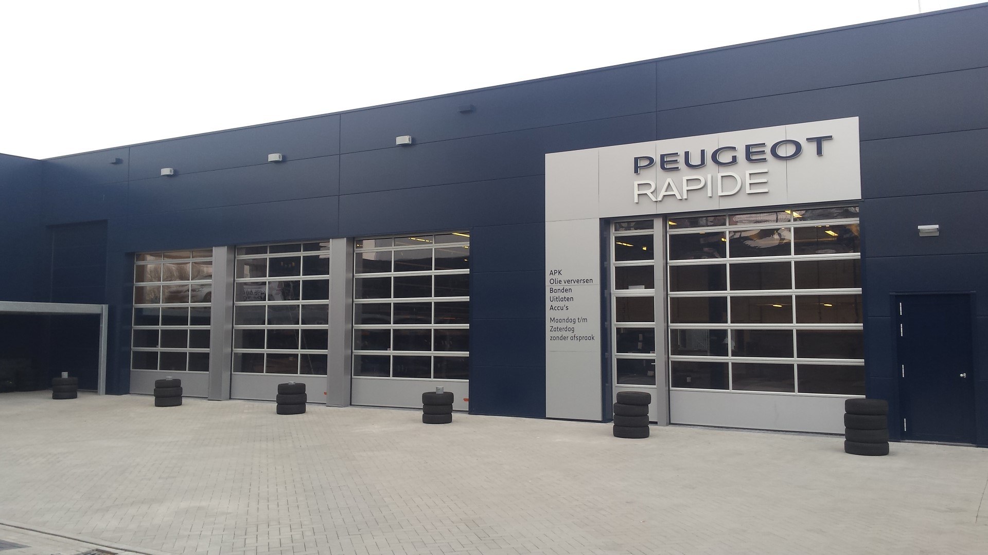 Concesionario Peugeot con puertas plegables