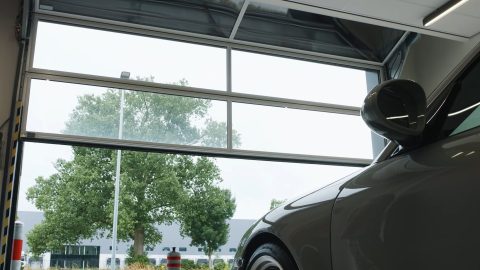 Porte de salle d'exposition pour un concessionnaire Porsche