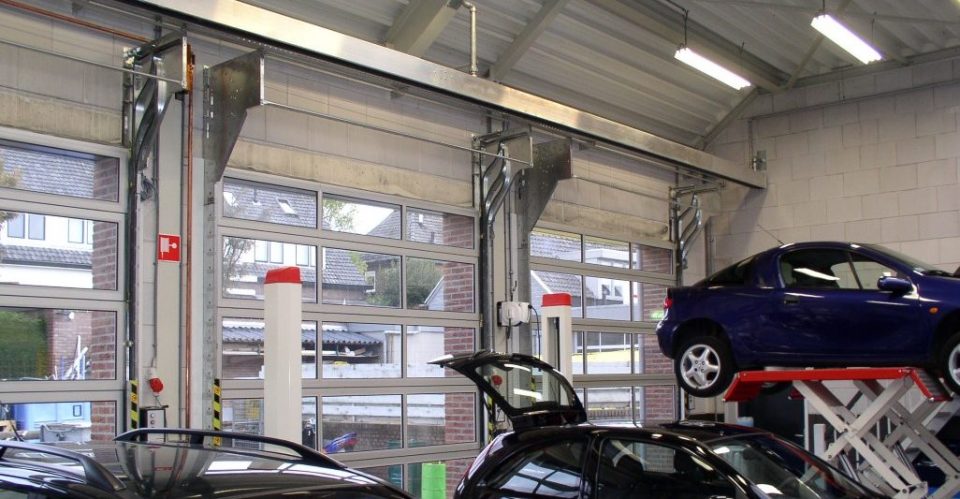 Portes Compact dans un atelier automobile