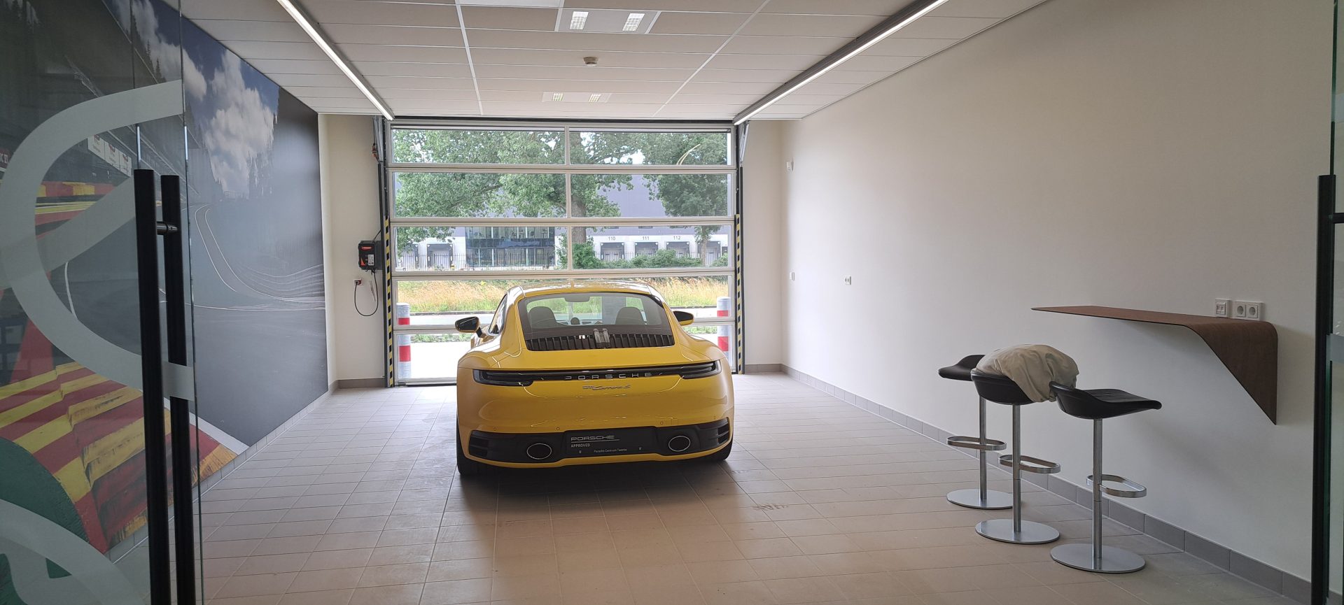 Compact deur in afleverruimte Porsche Centrum Twente -rolflex