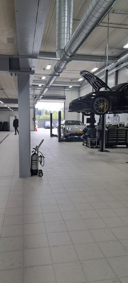 Compact deur in werkplaats Porsche Centrum Twente - Rolflex