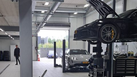 Compact deur in werkplaats Porsche Centrum Twente - Rolflex