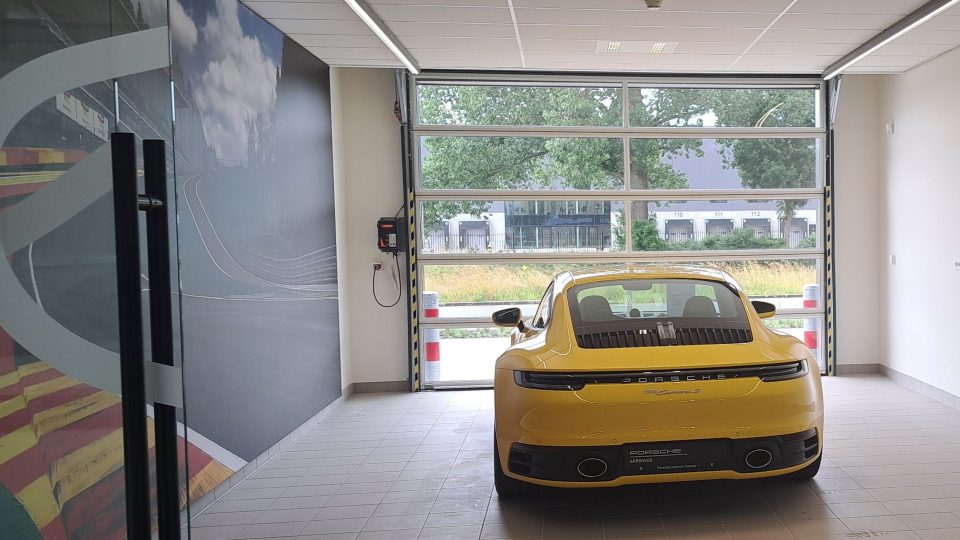 Compact deur in afleverruimte Porsche Centrum Twente -rolflex