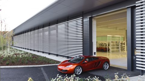 Compact brama w Centrum Technologicznym McLaren