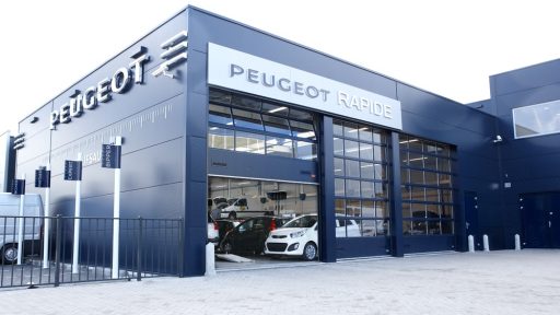 Compact bramy w salonie samochodowym peugeot