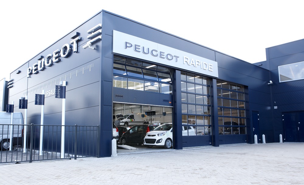 Compact bramy w salonie samochodowym peugeot