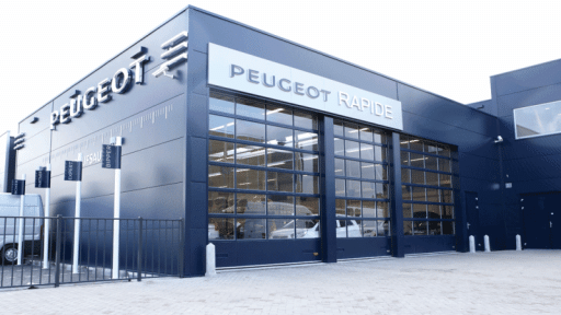 Compact bramy w salonie samochodowym peugeot